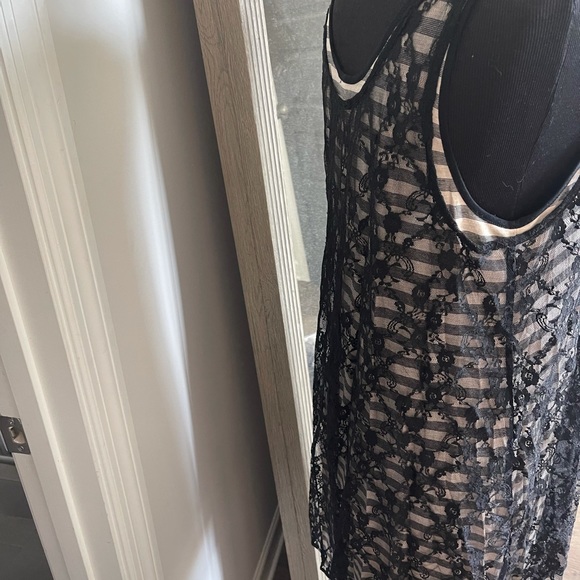 Cute Striped w/black lace overlay sleeveless shift dress. So Sassy! Summer Fun! - Picture 5 of 7